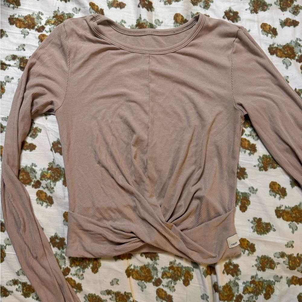 Vuori - Long Sleeve Twist Front Tee in Mauve Taupe